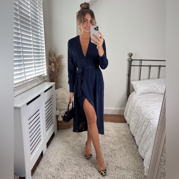 StyleCheat- Fergie Reversible 2 in 1 Wrap Midi Dress - Picture 4 of 5